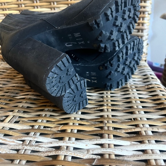 Black boots - Picture 2 of 4